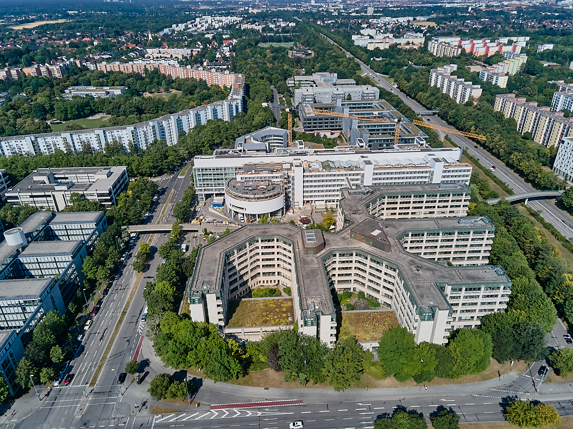 22.07.2022 - ehemaliges Alliant-Versicherungsgebäude und Wohnring in Neuperlach
